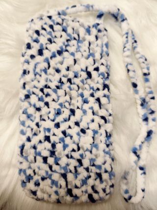 Ručně háčkovaná taška na mobil, která je výsledkem pečlivé práce a pozornosti k detailům. Tato originální taška je nejen...